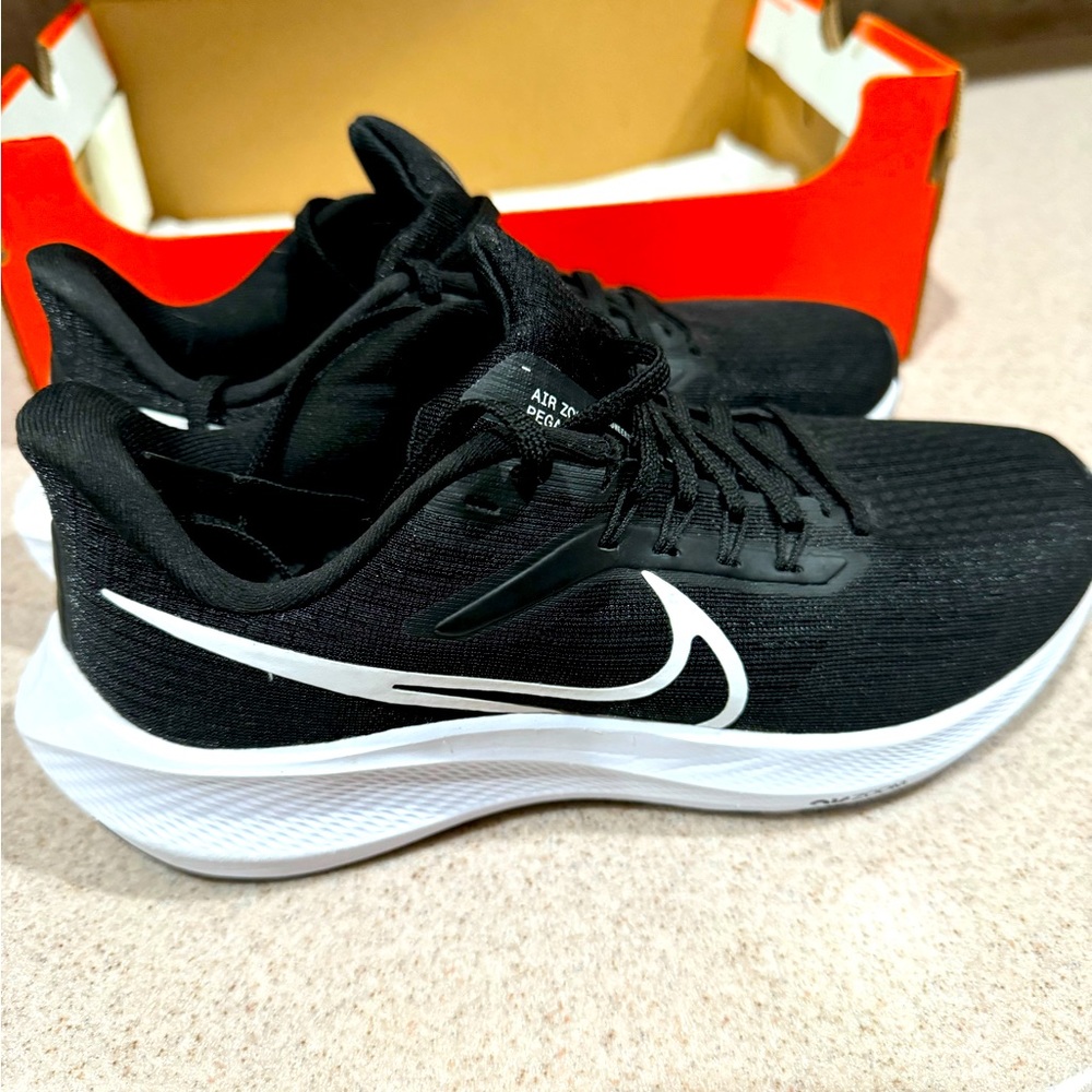 Brand NEW never worn Nike Air Zoom Pegasus Size 6